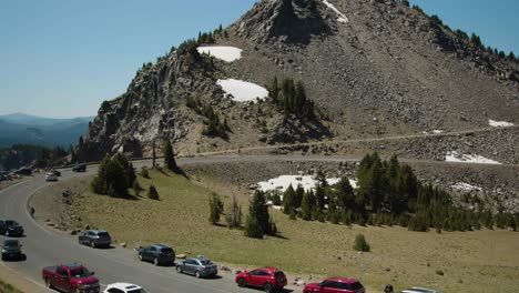 Traffic-of-tourists-driving-around-Crater-Lake-National-Park