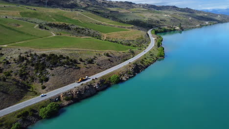 Drohne-Um-Die-Straße,-Die-Entlang-Des-Blauen-Neuseeländischen-Sees-Verläuft