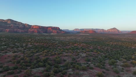 Rocas-Sedimentarias-Con-Un-Vasto-Paisaje-De-Arbustos-En-Crecimiento-En-El-Parque-Estatal-De-Sedona-En-Arizona,-Ee.uu.