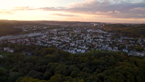 Un-Encantador-Panorama-Aéreo-De-Gdynia-Redłowo---Desde-El-Muelle-De-Gdynia-Orłowo-Hasta-La-Parte-Habitada-De-La-Finca