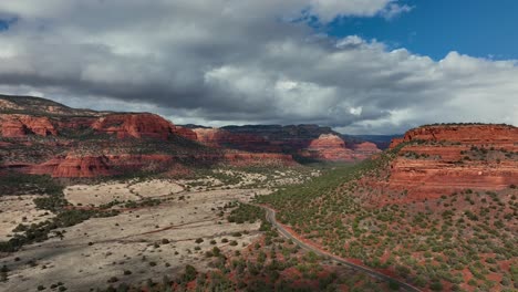 Panorama-Of-Red-Rock-State-Park-Under-Clouded-Sky-Of-Sedona,-Arizona