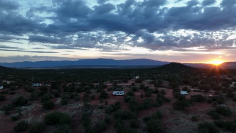 Dramatischer-Sonnenuntergangshimmel-Auf-Dem-Wüstenwald-Mit-Wohnmobilen-Auf-Dem-Campingplatz-In-Sedona,-Arizona