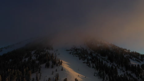 Luftaufnahme-Von-Dunklen-Wolken-Und-Sonnigem-Hang-An-Einem-Kalten-Wintermorgen,-Hayden-Pass,-Colorado-Usa