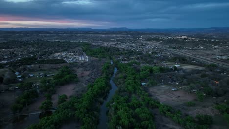 Schmaler-Fluss-Im-Ländlichen-Stadtbild-Von-Sedona-In-Arizona,-Vereinigte-Staaten