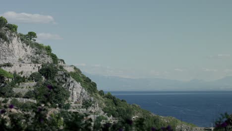 Montañas-Rocosas-En-La-Costa-De-Amalfi-En-La-Península-Sorrentina,-Campania,-Italia
