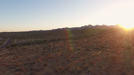 Schwenkdrohnenaufnahme-Des-Wüstensonnenuntergangs-Mit-Bergen-Im-Hintergrund-In-Flagstaff,-Arizona