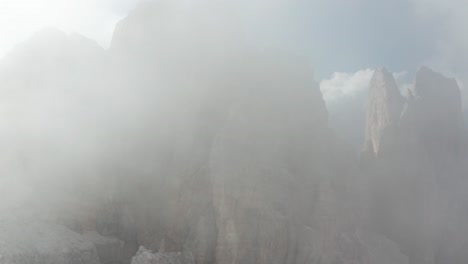 Antenne-Des-Wolkenbedeckten-Berggipfels-Croda-Da-Lago-An-Einem-Sonnigen-Tag