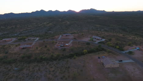 Drohnenaufnahme-Einer-Kleinen-Stadt-Inmitten-Einer-Wüste-Mit-Bergen-Im-Hintergrund-In-Der-Nähe-Von-Flagstaff-Arizona