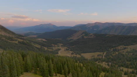 Antenne-Des-Berges-In-Colorado-Rockies-Mit-Einem-Schwenk-über-Die-Landschaft,-Um-Einen-Sonnenuntergang-Am-Horizont-Zu-Enthüllen