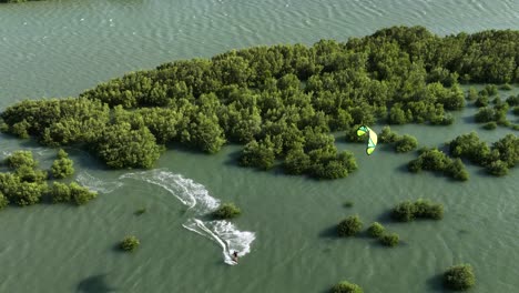 Kitesurfer-Mit-Unglaublichen-Fähigkeiten-Manövriert-Zwischen-Mangroven-Bei-Barra-Grande