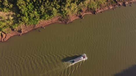 Draufsicht-Auf-Ein-Touristenboot-Auf-Dem-Iguazu-Fluss-An-Der-Grenze-Zwischen-Argentinien-Und-Brasilien