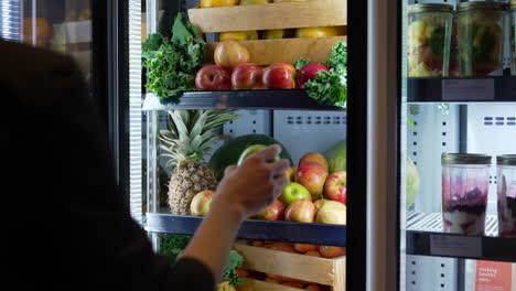 Nahaufnahme-Von-Frauen,-Die-Den-Kühlschrank-öffnen-Und-Obst-Herausnehmen-Und-Den-Kühlschrank-Schließen