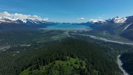 üppige-Wälder-Und-See-Umgeben-Von-Schneebedeckten-Bergen-In-Alaska