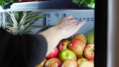 Nahaufnahme-Von-Früchten,-Die-Im-Kühlschrank-Zu-Hause-Aufbewahrt-Werden
