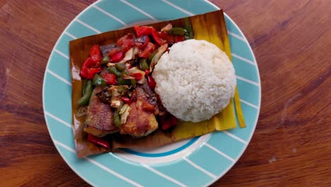 Dolly-Zu-Einem-Teller-Mit-Authentischem-Khmer-Essen-Namens-Trei-Boeng-Kanh-Chhet-Schieben,-Frittierter-Fisch,-Glasiert-Mit-Kokosnuss-Chili-Curry
