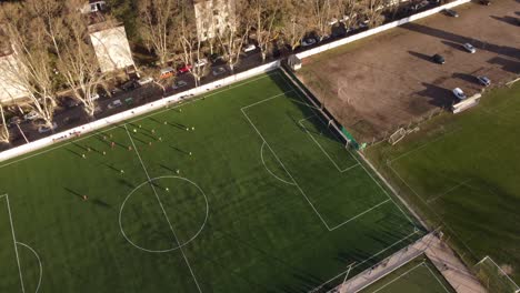Amateur-Fußballspieler,-Die-Bei-Sonnenuntergang-Ein-Fußballspiel-Auf-Dem-Grünen-Feld-Von-Buenos-Aires-Spielen