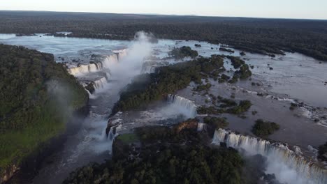 Panoramablick-Auf-Die-Wasserfälle-Von-Iguazu-An-Der-Grenze-Zwischen-Argentinien-Und-Brasilien-Bei-Sonnenuntergang-Mit-Dem-Amazonas-Regenwald-Am-Horizont