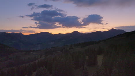Hermoso-Cielo-Crepuscular-En-Las-Montañas-Rocosas-De-Colorado-En-Una-Noche-De-Verano