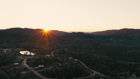 Sonnenuntergang,-Der-über-Berge-Und-Wald-In-Der-Nähe-Von-Saint-come,-Quebec,-Kanada-Strömt
