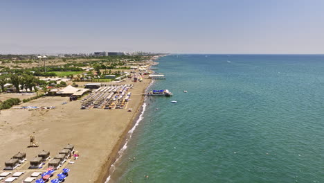 Antalya-Türkei-Antenne-V27-Filmische-Niedrige-überführungsküste-Von-Güzeloba-In-Richtung-Kemerağzı,-Die-Im-Sommer-Das-Wunderschöne-Mit-Der-Blauen-Flagge-Gekennzeichnete-Reiseziel-Lara-Beach-Einfängt---Aufgenommen-Mit-Mavic-3-Cine---Juli-2022