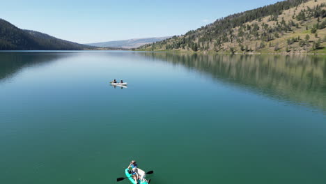 Vuelo-De-Drones-Sobre-Lagos-De-Río-Verde-En-Wyoming-Con-Kayakistas-En-El-Agua