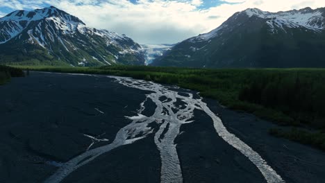 Canales-Trenzados-De-Río-Con-Paisaje-De-Montaña,-Vista-Desde-La-Salida-De-La-Carretera-Del-Glaciar-En-Alaska,-Estados-Unidos