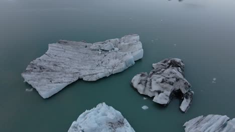 Icebergs-in-Jökulsárlón-Glacier-Lagoon,-Iceland