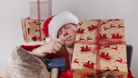 Der-Schreckliche-Weihnachtsmann-Raucht-Friedlich-Einen-Blunt,-Bevor-Er-Liebevoll-Ein-Geschenk-Küsst