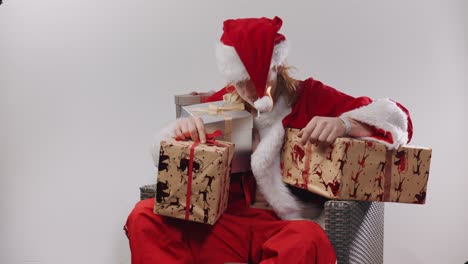 Der-Schreckliche-Weihnachtsmann-Setzt-Versehentlich-Seinen-Hut-In-Brand,-Während-Er-Versucht,-Einen-Blunt-Anzuzünden