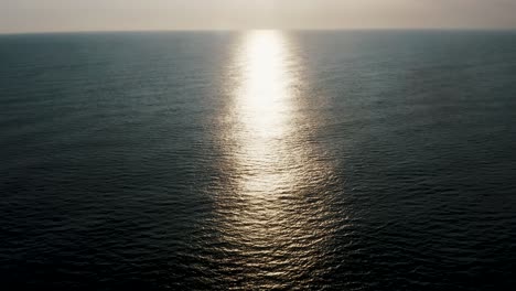 Glitzernder-Ozean-Mit-Sonnenreflexion-Am-Monterrico-Beach-Bei-Sonnenaufgang-In-Guatemala
