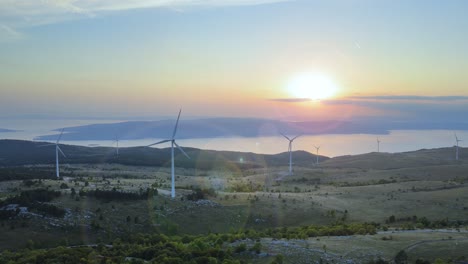 Turbinas-Eólicas-Terrestres-En-El-Parque-De-Molinos-De-Viento-Durante-El-Hermoso-Amanecer