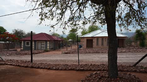 Panorama-Von-Makushu-Dorfhäusern,-Aufgenommen-Von-Einem-Anderen-Afrikanischen-Haus-In-Südafrika