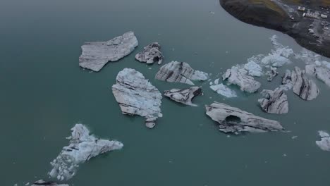 Icebergs-En-El-Lago-Glaciar-Jökulsárlón,-Islandia