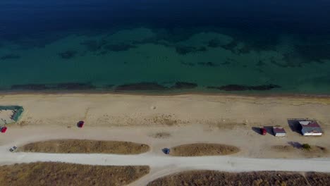 Luftbild-Von-Strand-Und-Kleiner-Griechischer-Insel