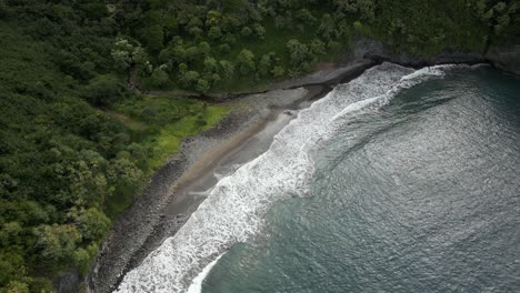 Antenne-Der-Wellenrolle-Am-Felsigen-Strand-An-Der-Grünen-Küste-In-Maui-Hawaii,-Naturschutz