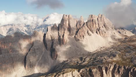 Vista-Aérea-De-Los-Picos-Montañosos-Irregulares-De-Croda-Da-Lago,-Dolomitas-Italianas