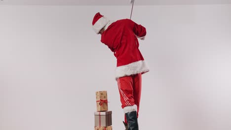 El-Terrible-Santa-Jake-Juega-Golf-A-La-Fuerza-Con-Una-Pila-De-Regalos-De-Navidad