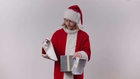 Der-Schreckliche-Weihnachtsmann-Wirft-Eine-Socke-In-Eine-Schachtel,-Bevor-Er-Sie-Achtlos-Wegtritt