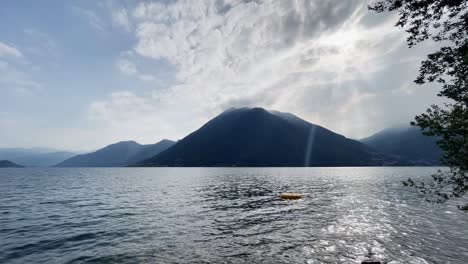 Weite-Aufnahme-Des-Comer-Sees,-Italien-Mit-Einem-Kleinen-Gelben-Schlauchboot-Im-Vordergrund