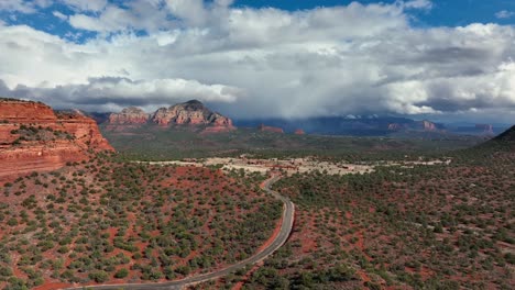 Aussicht-Auf-Die-Natur-Mit-Felsformationen-Und-Trockenem-Wald-Gegen-Wolkengebilde-In-Sedona,-Arizona