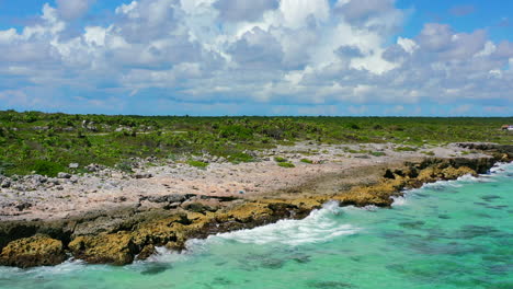 turquoise-ocean-coastline-and-lush-greenery-on-sunny-day-in-Cozumel-Mexico