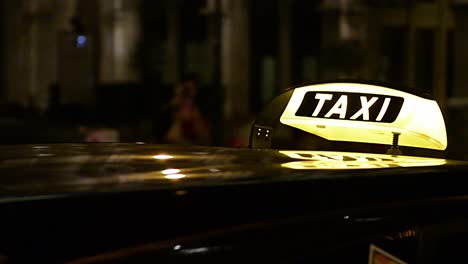 Taxi-Beleuchtungsschild,-Das-Ankommt,-Während-Das-Taxi-Nachts-In-Der-Stadt-Parkt