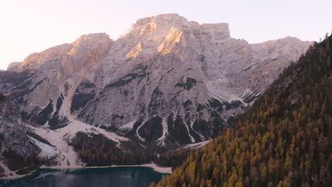 Atemberaubende-Luftaufnahme-Des-Pragser-Wildsees-Und-Der-Berggipfel-In-Den-Italienischen-Dolomiten