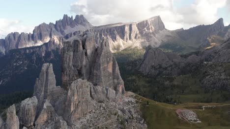 Famous-Cinque-Torri-with-Croda-da-Lago-in-background,-Dolomites