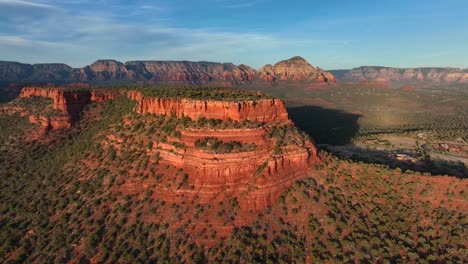 Sunlight-On-Red-Canyons-Covered-With-Green-Vegetations-In-Sedona,-Arizona