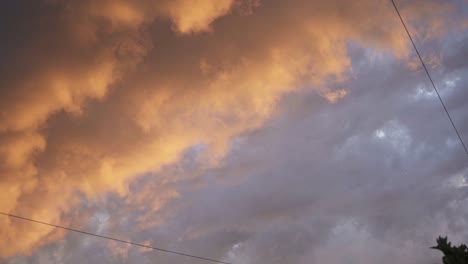 Schöner-Sonnenuntergang-Am-Himmel-Mit-Orangefarbenen-Und-Blaugrünen-Wolken