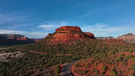 Vegetation-Around-Stunning-Red-Rock-Cliff-In-Sedona,-Arizona-At-Daytime
