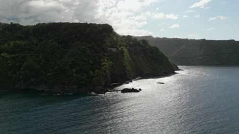 Vuelo-Aéreo-Sobre-La-Bahía-De-Nuaailua-Hacia-La-Costa-Boscosa-De-Maui