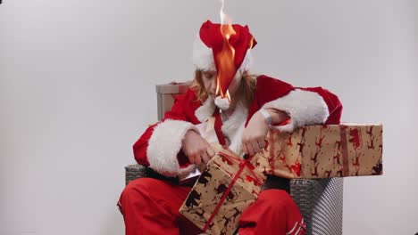 Der-Schreckliche-Weihnachtsmann-Setzt-Versehentlich-Seinen-Hut-In-Brand,-Während-Er-Versucht,-Einen-Joint-Anzuzünden