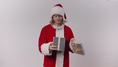 Der-Schreckliche-Weihnachtsmann-Legt-Die-Socke-In-Die-Schachtel,-Bevor-Er-Sie-Achtlos-Wegwirft